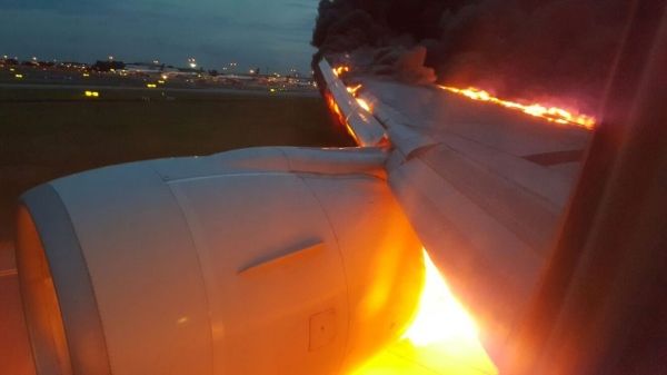 B777 de Singapore se incendia durante aterrizaje de emergencia