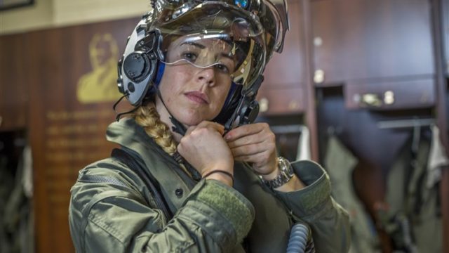 Anneliese Satz se convierte en la primera mujer Marine en pilotear el F-35B