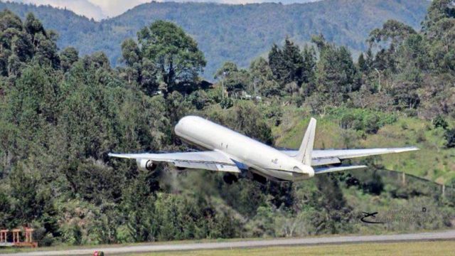 Vídeo: DC-8 realiza despegue inseguro en Aeropuerto de Medellin