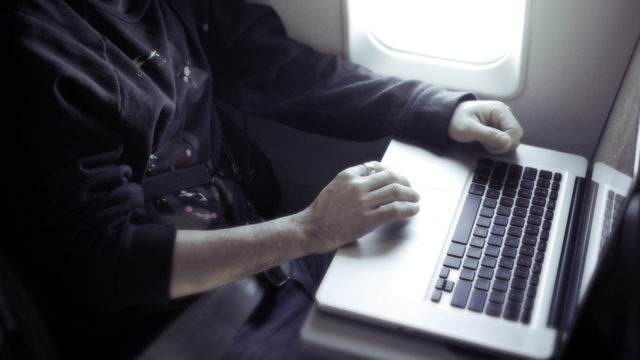 Estados Unidos prohíbe laptops y iPads dentro de equipaje de mano en 10 aeropuertos