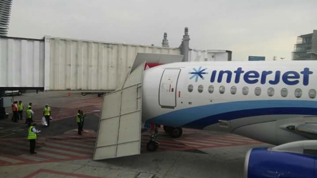 Se estrella avión Interjet contra pasillo del aeropuerto de la Ciudad de México