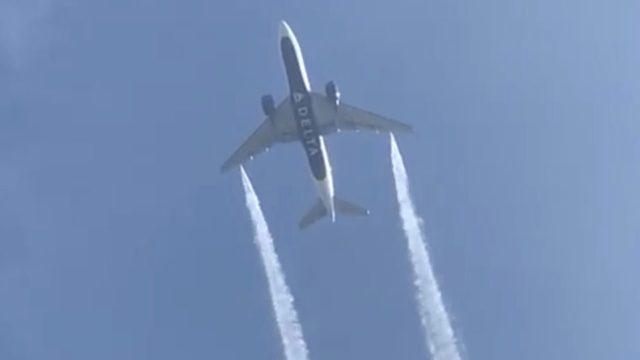 Avión descarga combustible sobre zona escolar en Los Ángeles