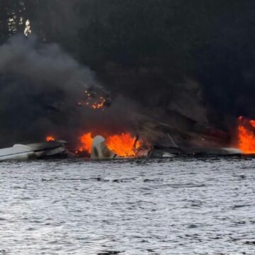 Hidroavión de Kenmore Air se incendia tras accidentarse cerca de Seattle; los 11 ocupantes sobrevivieron