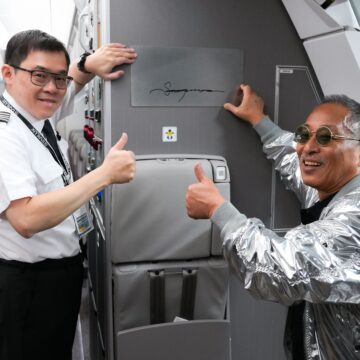 Starlux Presidente de STARLUX pilota el primer vuelo comercial del A350-1000 AIRSORAYAMA Silver
