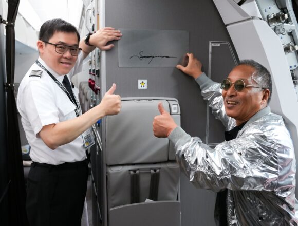 Starlux Presidente de STARLUX pilota el primer vuelo comercial del A350-1000 AIRSORAYAMA Silver