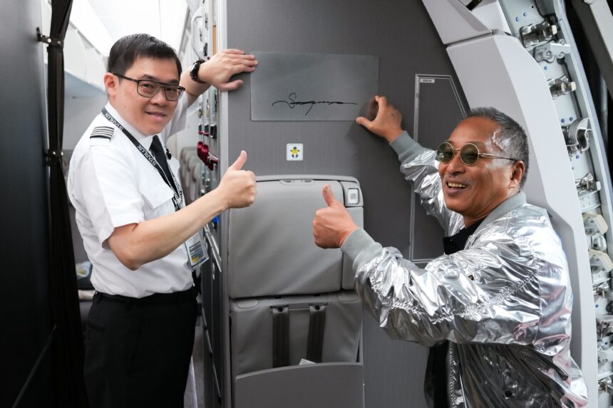 Starlux Presidente de STARLUX pilota el primer vuelo comercial del A350-1000 AIRSORAYAMA Silver