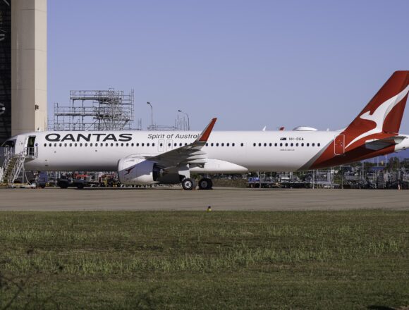 3840px-Qantas_A321XLR_VH-OGA Qantas presenta nuevas suites Business para su futura flota