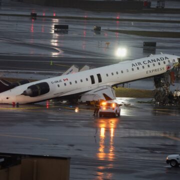 FAA señala fallas en control aéreo previo a accidente en LaGuardia