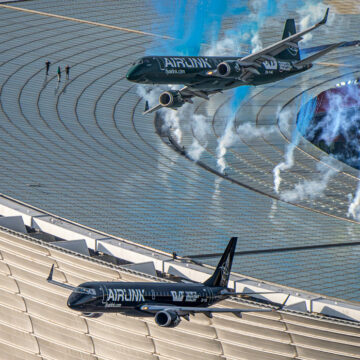 Dos Embraer de Airlink sorprenden con sobrevuelo sobre estadio en Sudáfrica