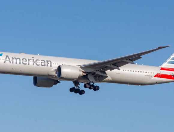 American Airlines | N728AN | Boeing 777-323(ER) | London Heathro American Airlines instalará pantallas en todos los asientos de su flota de fuselaje estrecho