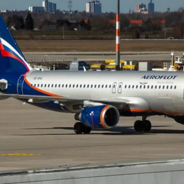 Dos pasajeras ingresaron a la plataforma del Aeropuerto Internacional de Sheremétievo, en Moscú, Rusia, tras perder un vuelo de Aeroflot.