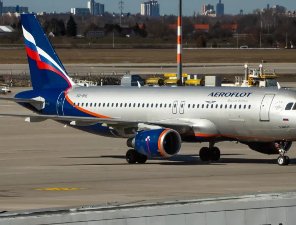 Dos pasajeras ingresaron a la plataforma del Aeropuerto Internacional de Sheremétievo, en Moscú, Rusia, tras perder un vuelo de Aeroflot.