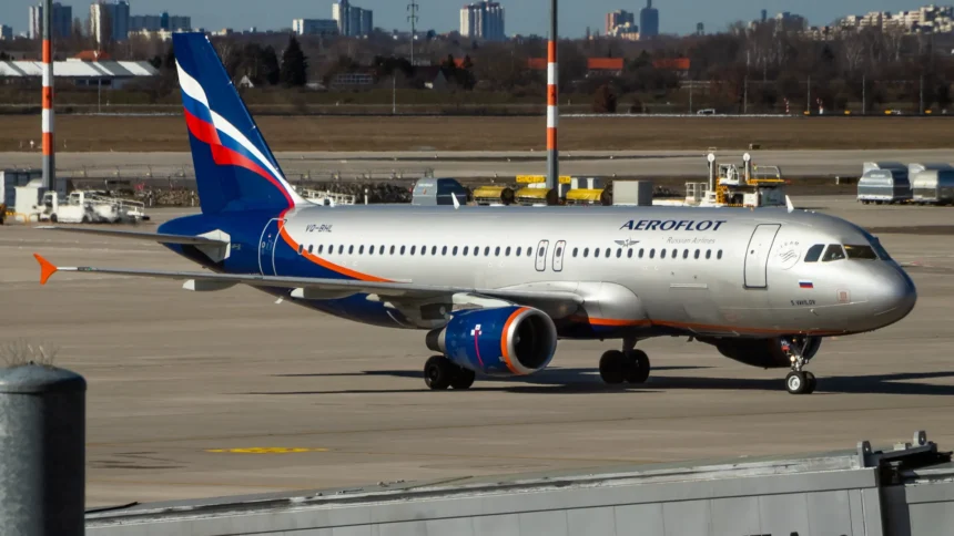 Dos pasajeras ingresaron a la plataforma del Aeropuerto Internacional de Sheremétievo, en Moscú, Rusia, tras perder un vuelo de Aeroflot.