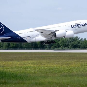 A380 de Lufthansa aterriza antes del umbral de la pista en Múnich