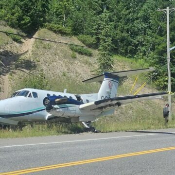 Avión King Air realiza aterrizaje de emergencia en una carretera de Columbia Británica, Canadá.