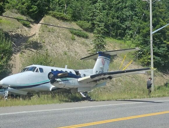 Avión King Air realiza aterrizaje de emergencia en una carretera de Columbia Británica, Canadá.