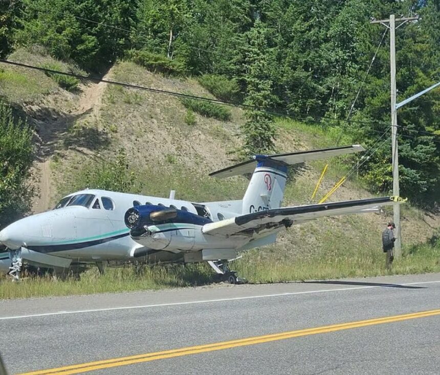 Avión King Air realiza aterrizaje de emergencia en una carretera de Columbia Británica, Canadá.