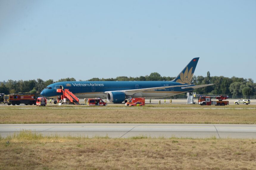 Nuevas imágenes muestran marcas de frenado tras incidente de Boeing 787 de Vietnam Airlines en Múnich Nuevas imágenes muestran marcas de frenado tras incidente de Boeing 787 de Vietnam Airlines en Múnich