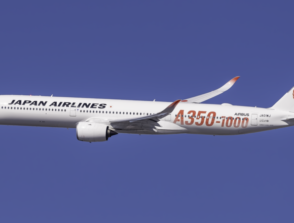 JAL incorpora robot para lavar aeronaves en Narita