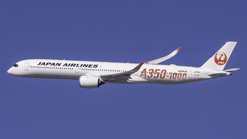 1280px-JA01WJ_JFK_Climb_Out_31L_JL_A350_1041_A350_1000_Red_Sticker_Beacon_Small JAL incorpora robot para lavar aeronaves en Narita