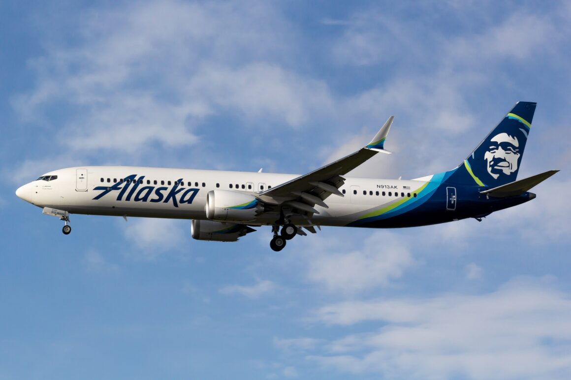 Alaska_Airlines_737_MAX_9_( Alaska Airlines y Hawaiian presentan nuevas experiencias premium Aurora y Leihōkū