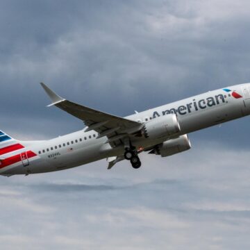 Boeing y American Airlines completan el primer intercambio de tren de aterrizaje de un 737-8