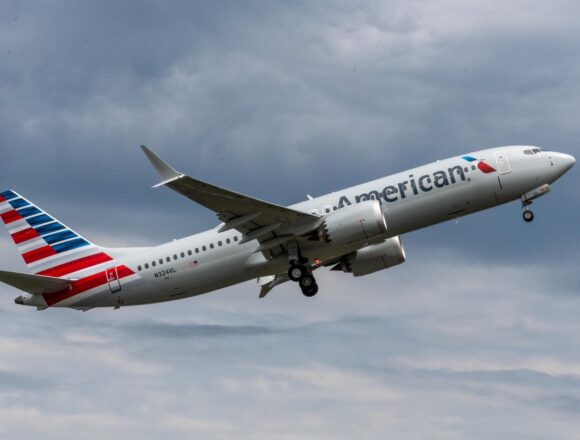 Boeing y American Airlines completan el primer intercambio de tren de aterrizaje de un 737-8