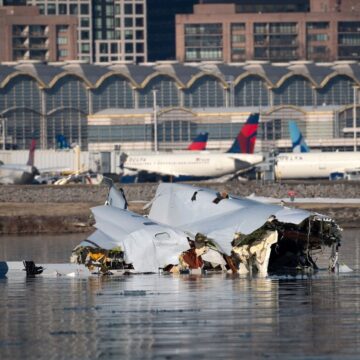 NTSB FAA no ha corregido rutas de vuelo tras el accidente aéreo de Washington que dejó 67 muertos
