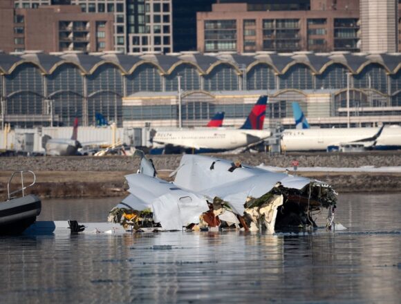 FAA no ha corregido rutas de vuelo tras el accidente aéreo de Washington que dejó 67 muertos