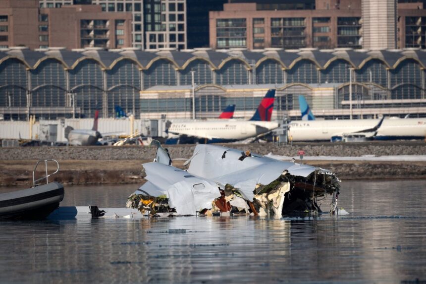 FAA no ha corregido rutas de vuelo tras el accidente aéreo de Washington que dejó 67 muertos
