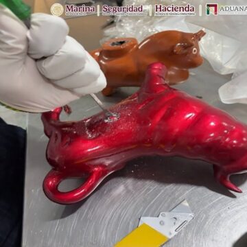 Aseguran 8.6 kilos de cocaína ocultos en artesanías en el AICM