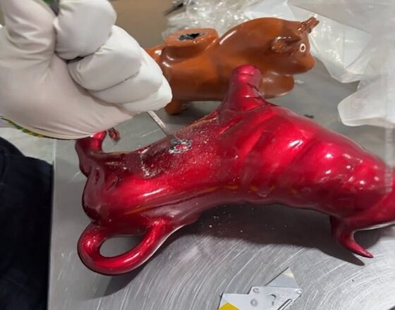 Aseguran 8.6 kilos de cocaína ocultos en artesanías en el AICM