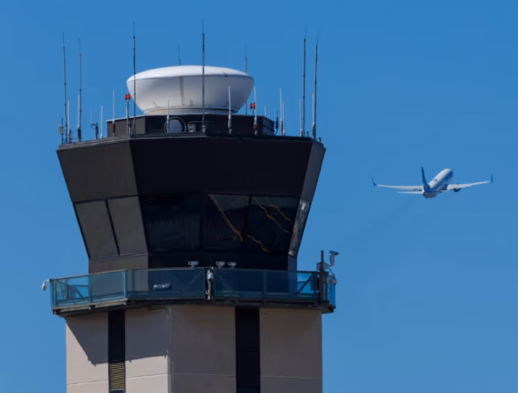 Torre de Control FAA alcanza 100 aeropuertos con nueva tecnología para reforzar la seguridad en pistas
