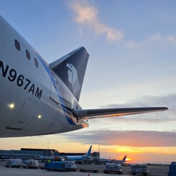 Aeroméxico registra ingresos récord, pero enfrenta una caída de 58% en sus utilidades