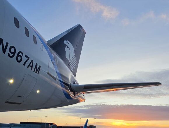 Aeroméxico registra ingresos récord, pero enfrenta una caída de 58% en sus utilidades
