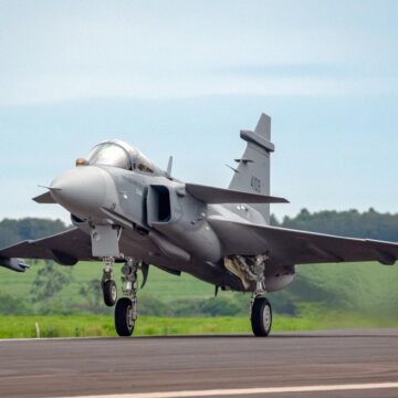 Primer Gripen E producido en Brasil por Embraer realiza su vuelo inaugural