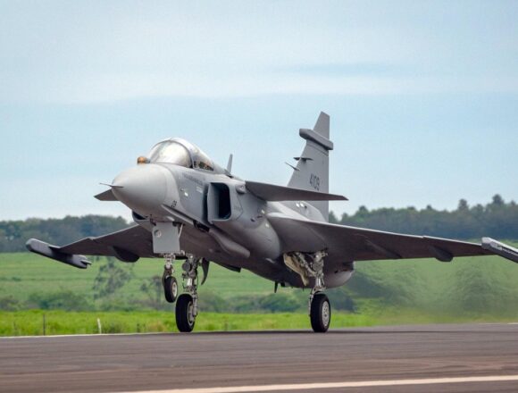Embraer_ Primer Gripen E producido en Brasil por Embraer realiza su vuelo inaugural