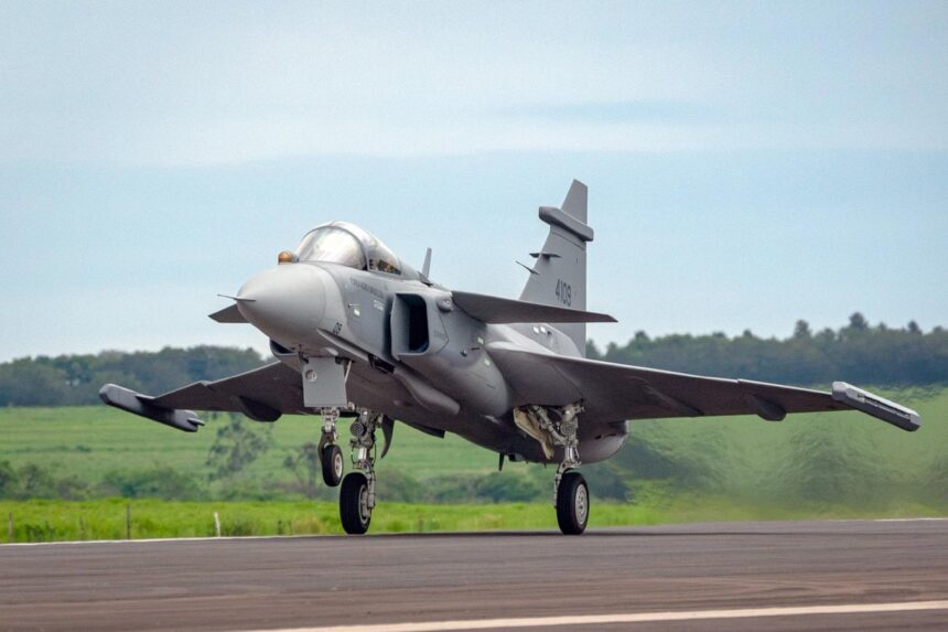 Primer Gripen E producido en Brasil por Embraer realiza su vuelo inaugural