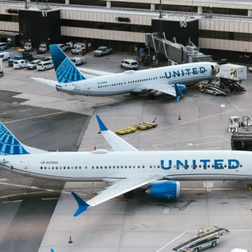 United Airlines alcanza ingresos récord, pero el alza del combustible presiona sus ganancias