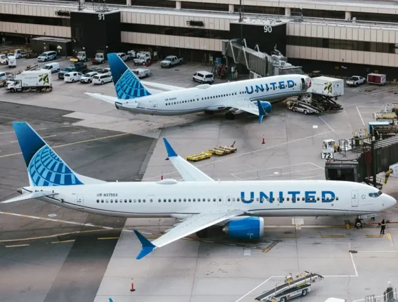 United Airlines alcanza ingresos récord, pero el alza del combustible presiona sus ganancias