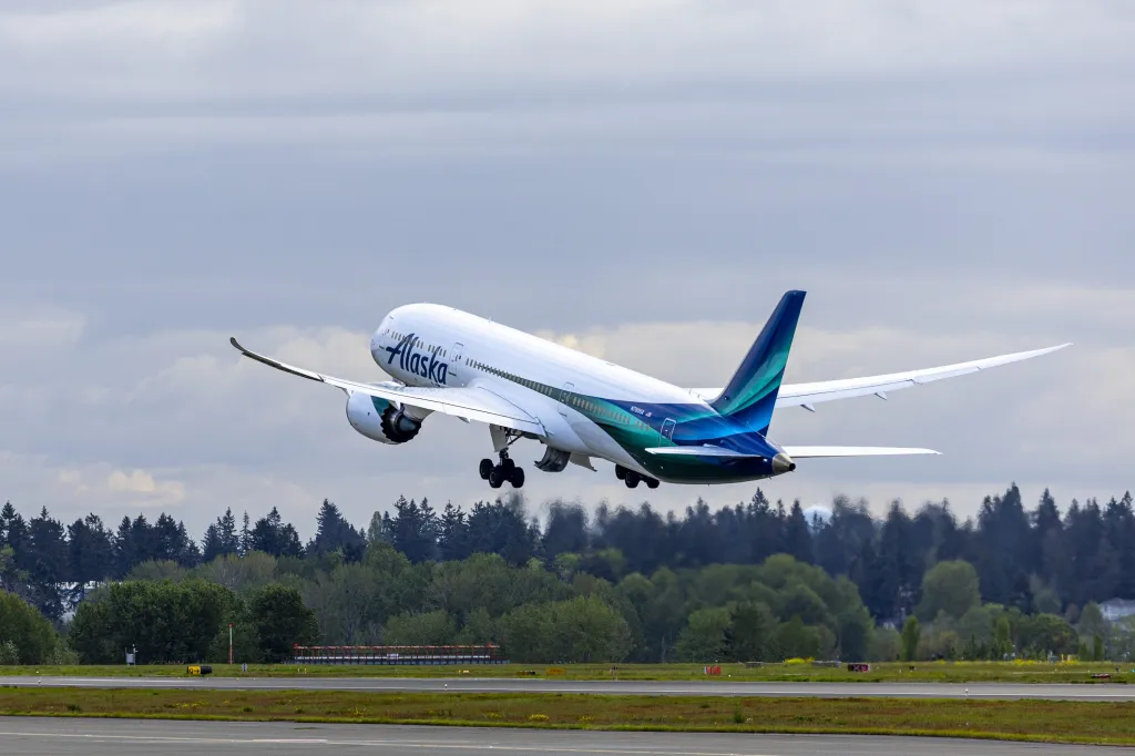 Alaska Airlines amplía su presencia internacional con nuevas rutas a Europa e inversión en salas VIP