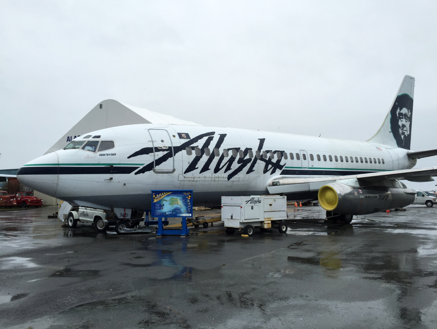 Entre los aviones exhibidos en el Alaska Aviation Museum se encuentra el último 737-200 Combi operado por Alaska Airlines, el cual jugó un rol sumamente importante en las rutas intraestatales hacia las poblaciones más remotas del territorio.