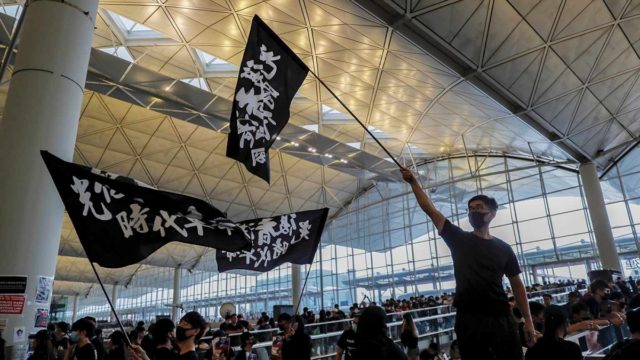 Manifestantes provocan cierre del aeropuerto de Hong Kong