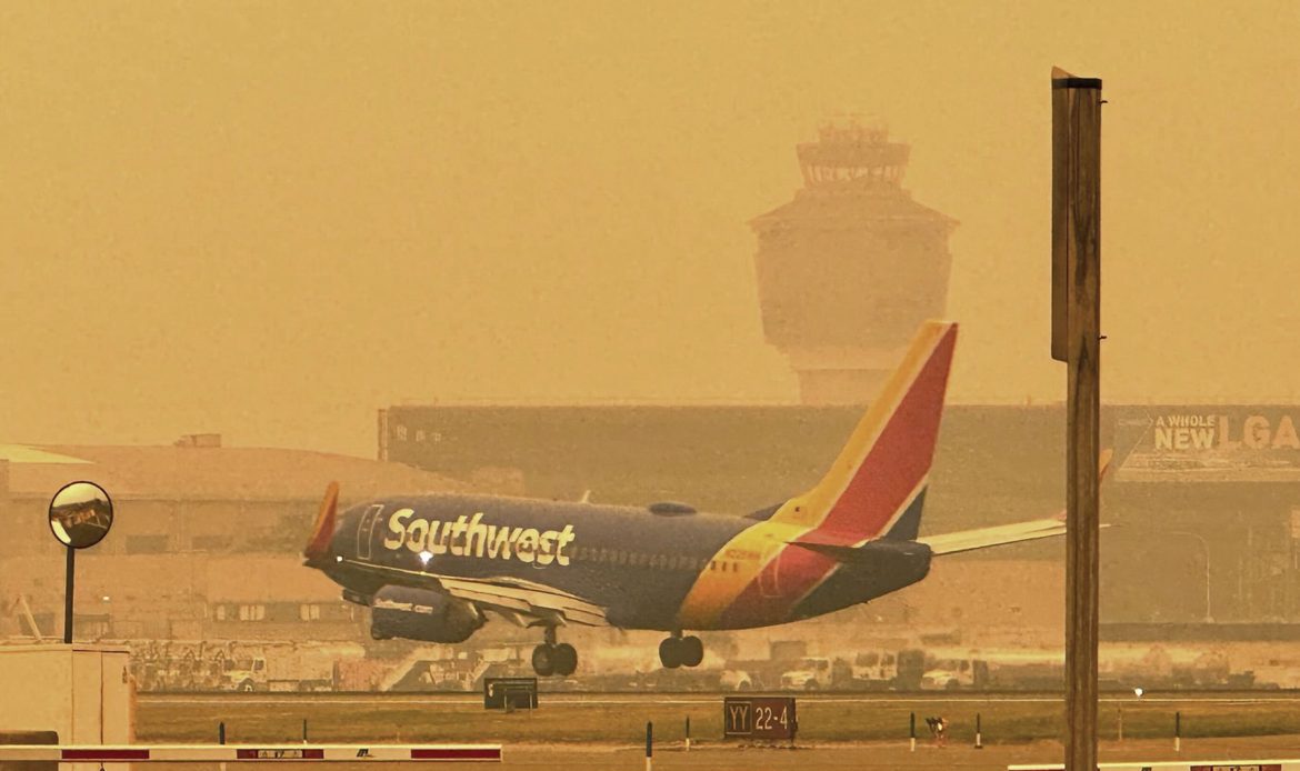 Cancelan vuelos en aeropuertos de Nueva York por mala condición del aire