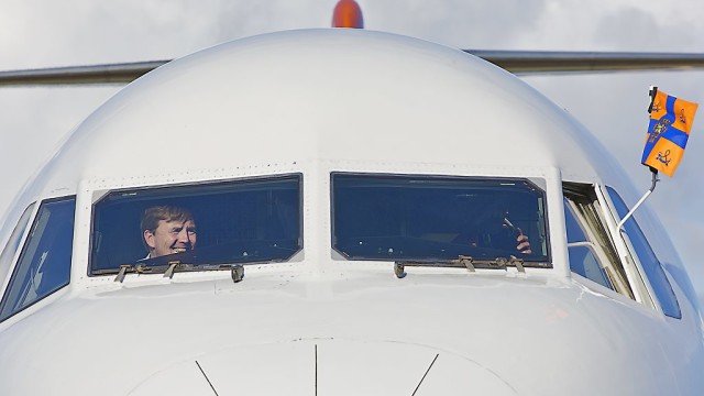 Rey de Holanda se entrena como piloto de Boeing 737