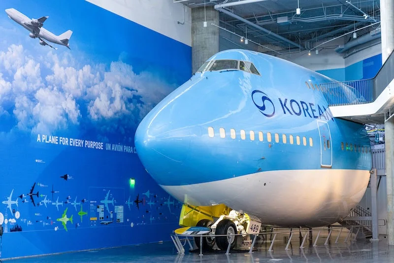 Korean Air inaugura exhibición de un Boeing 747 en el California Science Center
