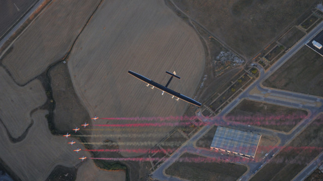 Solar Impulse aterriza en Sevilla después del primer vuelo transatlántico solar