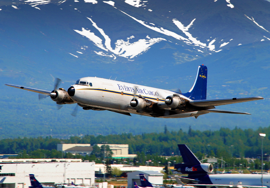 BONUS: Una postal de ANC en 2013. Una de las experiencias más memorables como AvGeek fue haber visitado los hangares de Everts Air Cargo en su base de Fairbanks durante mi visita ese año. Tener la oportunidad de subirme a los legendarios DC-6 y C-46 en operación… ¡no tiene precio!