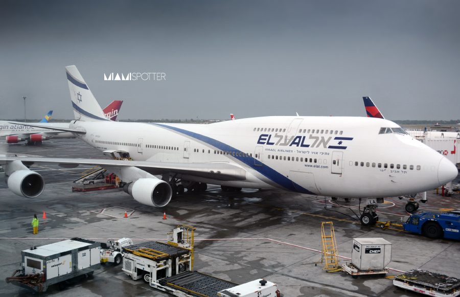 Un vistazo al 747 de El Al hacia Tel Aviv en la puerta de al lado mientras bajábamos por el pasillo hacia la manga. 
