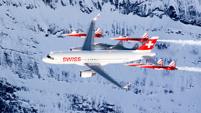 Airbus A320 de Swiss volando en formación con la Patrouille Suisse